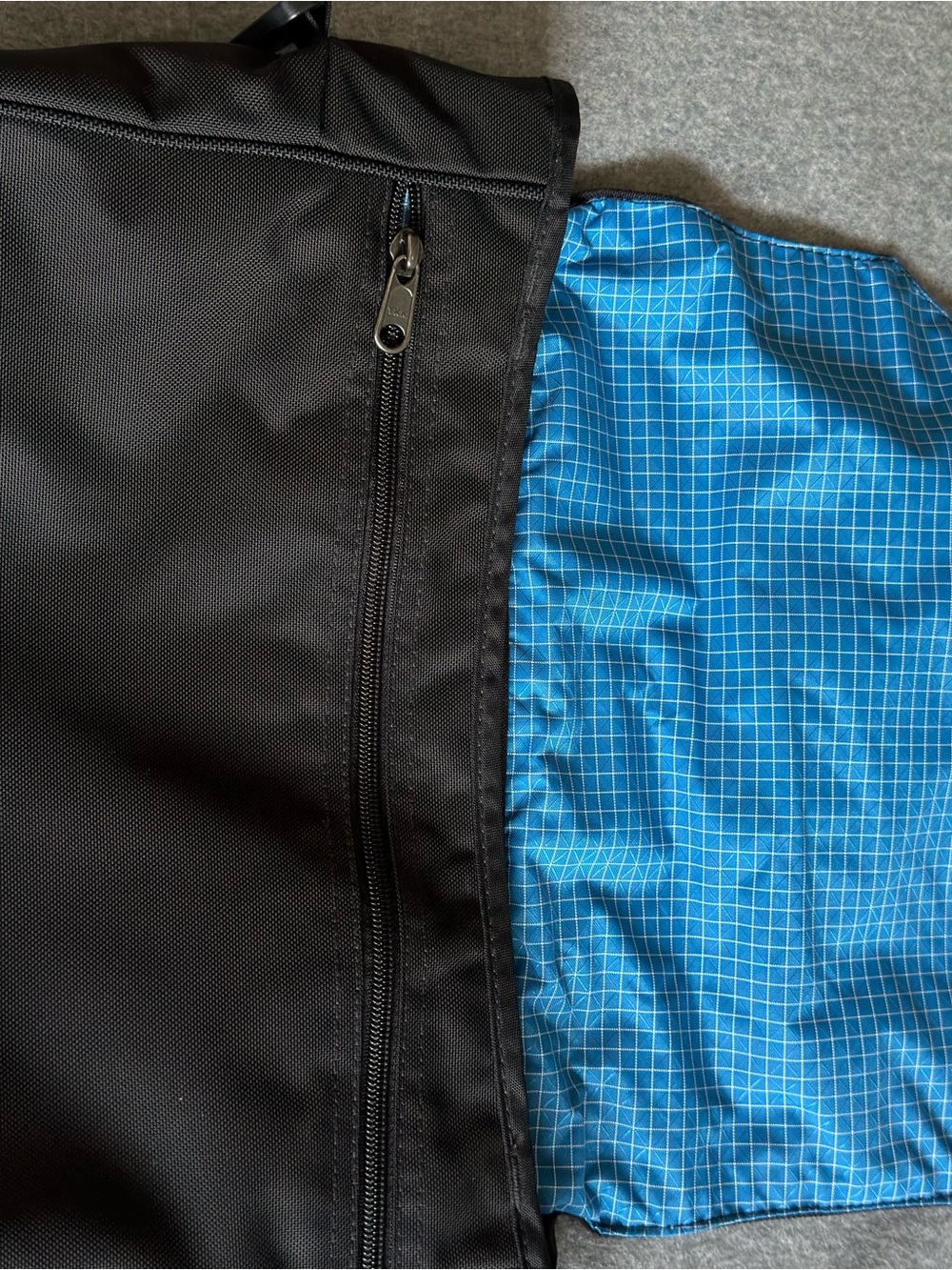 Tom Bihn Maker’s Bag — Black Ballistic / Island Halcyon Interior - Picture 4 of 10